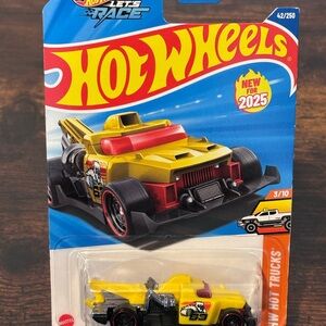 2025 Hot Wheels #42 HW Hot Trucks 3/10 HAULERBACK Yellow w/Black DD8 Sp Red Rims